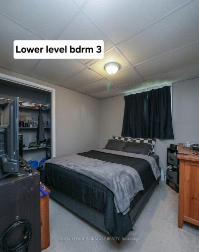 1729 Mosley Street, Wasaga Beach, ON - Indoor Photo Showing Bedroom
