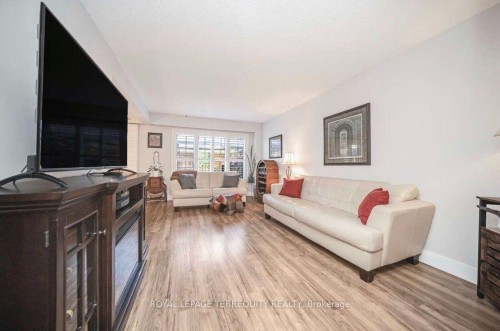 72-72 Carisbrooke Court, Brampton, ON - Indoor Photo Showing Living Room