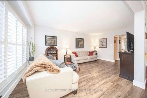 72-72 Carisbrooke Court, Brampton, ON - Indoor Photo Showing Living Room