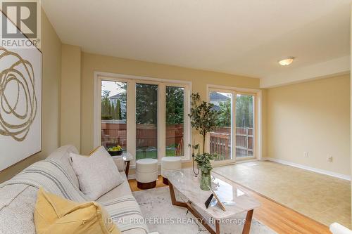 418 Beatrice Drive, Ottawa, ON - Indoor Photo Showing Living Room