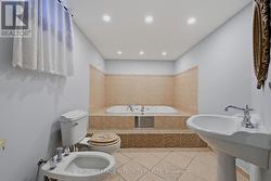 Luxury Ensuite - Lower Level - 