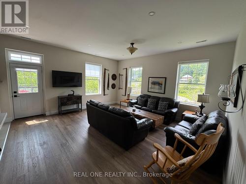 145 Syples Street, Burk'S Falls, ON - Indoor Photo Showing Living Room