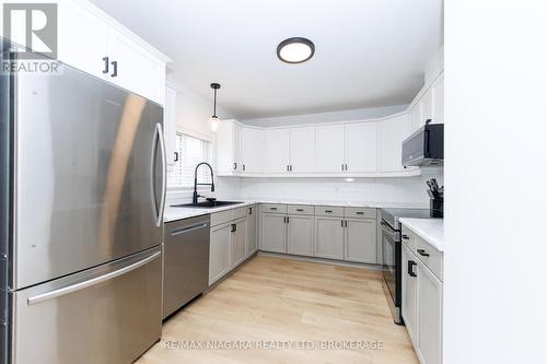 3819 Graeber Avenue, Fort Erie (Crystal Beach), ON - Indoor Photo Showing Kitchen With Upgraded Kitchen