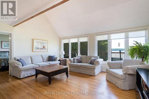 490 Silver Birch Drive, Tiny, ON - Indoor Photo Showing Living Room