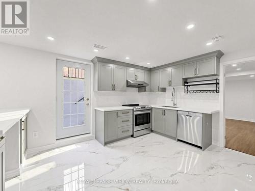 43 Mac Carl Crescent, Whitby, ON - Indoor Photo Showing Kitchen With Upgraded Kitchen