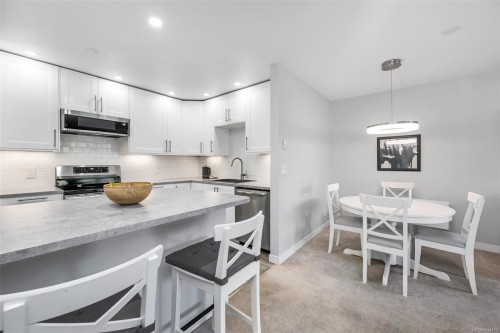 #201-3900 Shelbourne St, Saanich, BC - Indoor