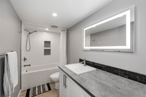 #201-3900 Shelbourne St, Saanich, BC - Indoor Photo Showing Bathroom