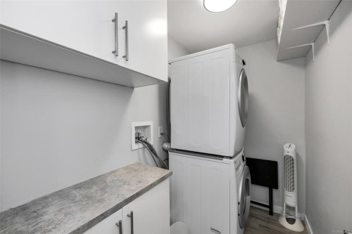 #201-3900 Shelbourne St, Saanich, BC - Indoor Photo Showing Laundry Room