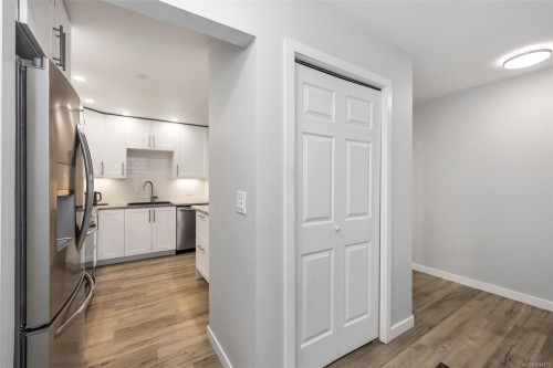 #201-3900 Shelbourne St, Saanich, BC - Indoor Photo Showing Kitchen