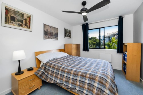 #201-3900 Shelbourne St, Saanich, BC - Indoor Photo Showing Bedroom