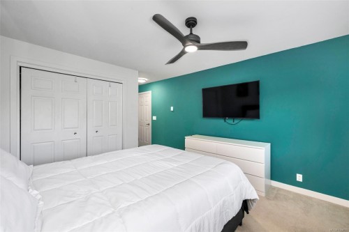 #201-3900 Shelbourne St, Saanich, BC - Indoor Photo Showing Bedroom