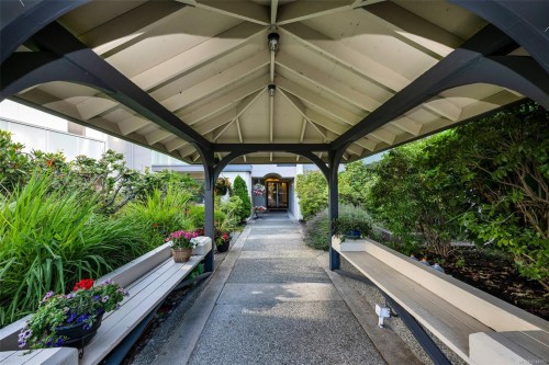 #201-3900 Shelbourne St, Saanich, BC - Outdoor