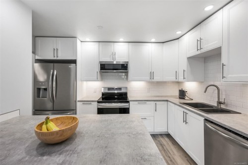#201-3900 Shelbourne St, Saanich, BC - Indoor Photo Showing Kitchen With Double Sink With Upgraded Kitchen