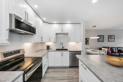 #201-3900 Shelbourne St, Saanich, BC - Indoor Photo Showing Kitchen With Double Sink With Upgraded Kitchen