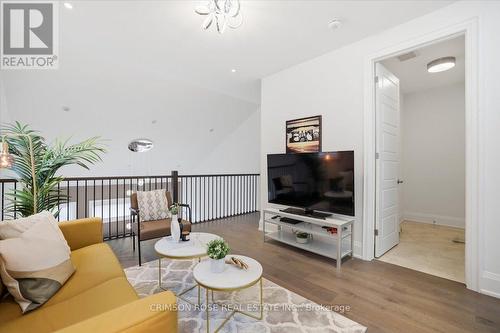 1467 Everest Crescent, Oakville, ON - Indoor Photo Showing Living Room
