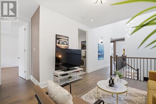 1467 Everest Crescent, Oakville, ON - Indoor Photo Showing Living Room
