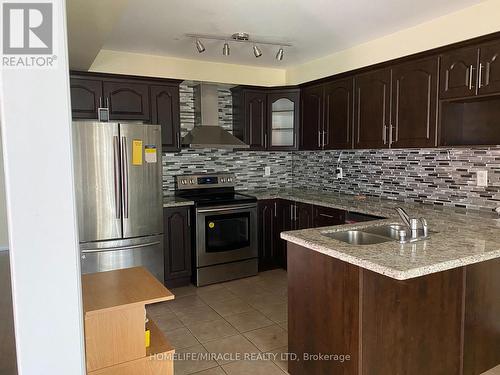 7419 Magistrate Terrace, Mississauga, ON - Indoor Photo Showing Kitchen With Double Sink With Upgraded Kitchen