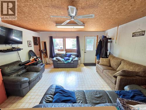 769 Ennis Avenue, White Bear Ir 70, SK - Indoor Photo Showing Living Room