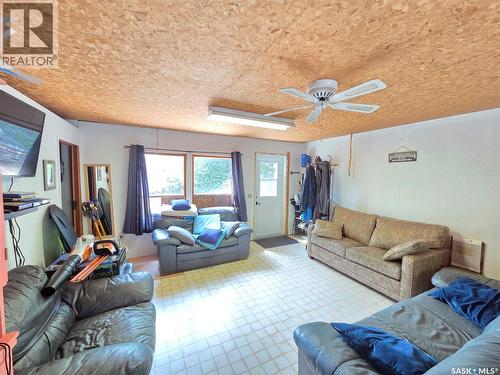 769 Ennis Avenue, White Bear Ir 70, SK - Indoor Photo Showing Living Room