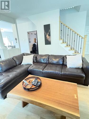 2 Woodcrest Court, Kitchener, ON - Indoor Photo Showing Living Room