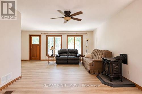 3263 Shoreview Drive, Severn, ON - Indoor Photo Showing Living Room