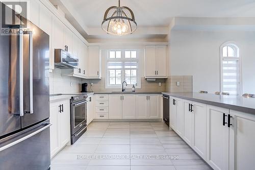 56 Botelho Circle, Aurora, ON - Indoor Photo Showing Kitchen