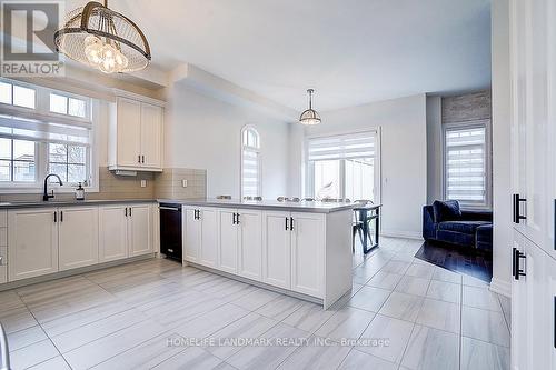 56 Botelho Circle, Aurora, ON - Indoor Photo Showing Kitchen