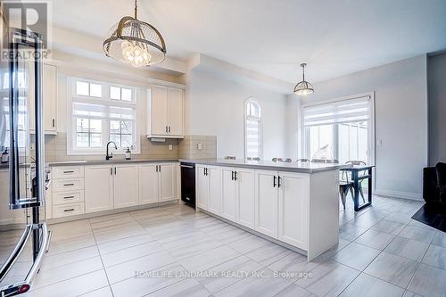 56 Botelho Circle, Aurora, ON - Indoor Photo Showing Kitchen