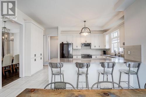 56 Botelho Circle, Aurora, ON - Indoor Photo Showing Kitchen With Upgraded Kitchen