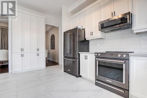 56 Botelho Circle, Aurora, ON - Indoor Photo Showing Kitchen