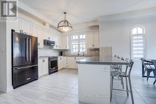 56 Botelho Circle, Aurora, ON - Indoor Photo Showing Kitchen