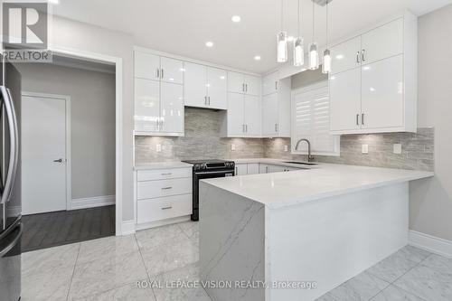 3859 Mcdowell Drive, Mississauga, ON - Indoor Photo Showing Kitchen With Upgraded Kitchen