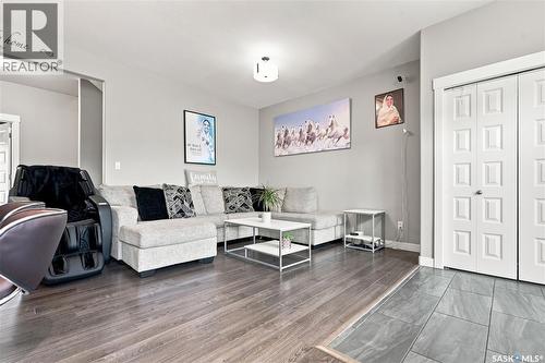 516 Kloppenburg Crescent, Saskatoon, SK - Indoor Photo Showing Living Room