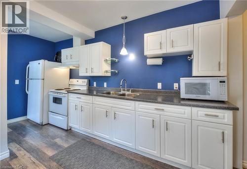 1346 King Street E, Cambridge, ON - Indoor Photo Showing Kitchen With Double Sink