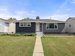 627 Dallenlea Avenue  Winnipeg, MB R2K 2A8