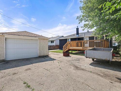Single Car Garage and Parking Pad - 627 Dallenlea Avenue, Winnipeg, MB - Outdoor With Exterior