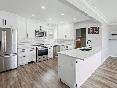Beautiful Quartz Countertops - 627 Dallenlea Avenue, Winnipeg, MB - Indoor Photo Showing Kitchen With Upgraded Kitchen