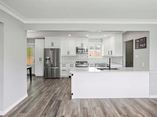 Bright New Kitchen in 2021 - 627 Dallenlea Avenue, Winnipeg, MB - Indoor Photo Showing Kitchen With Upgraded Kitchen