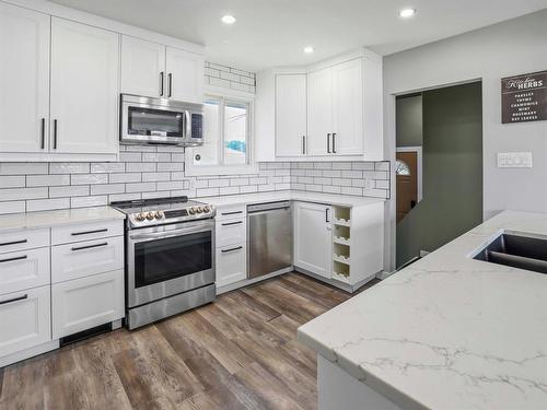 Soft close on all drawers and cabinets! - 627 Dallenlea Avenue, Winnipeg, MB - Indoor Photo Showing Kitchen With Upgraded Kitchen