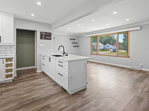 Great for entertaining - 627 Dallenlea Avenue, Winnipeg, MB - Indoor Photo Showing Other Room