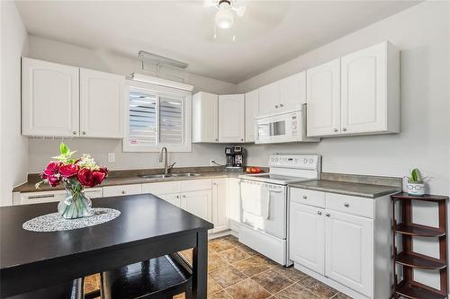 663 Union Avenue E, Winnipeg, MB - Indoor Photo Showing Kitchen With Double Sink