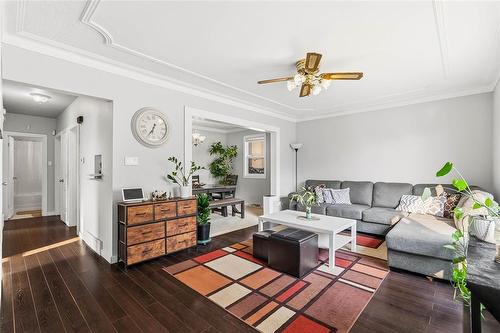 663 Union Avenue E, Winnipeg, MB - Indoor Photo Showing Living Room