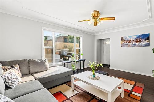 663 Union Avenue E, Winnipeg, MB - Indoor Photo Showing Living Room