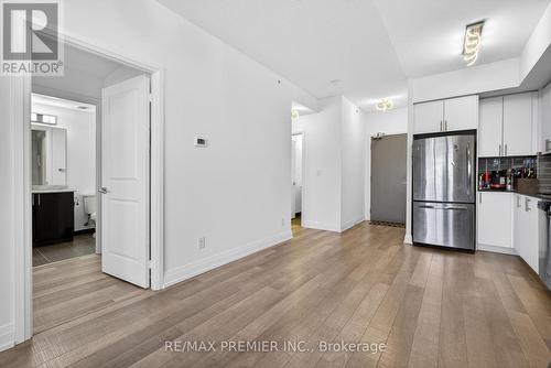 608 - 7167 Yonge Street, Markham, ON - Indoor Photo Showing Kitchen
