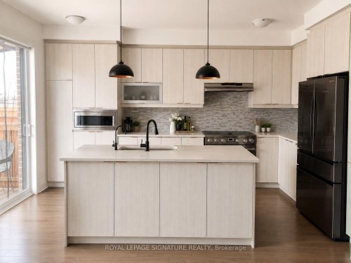 1894 Thames Circle, Milton, ON - Indoor Photo Showing Kitchen With Upgraded Kitchen