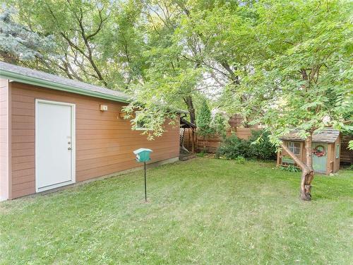 Nice yard. Big trees - 129 St Michael Road, Winnipeg, MB - Outdoor