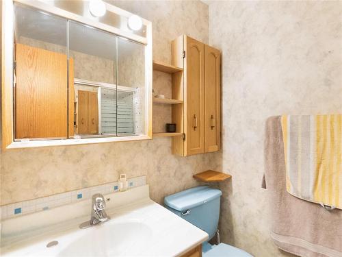 4 piece bathroom on main floor - 129 St Michael Road, Winnipeg, MB - Indoor Photo Showing Bathroom