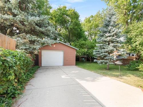 Long driveway. Lots of parking - 129 St Michael Road, Winnipeg, MB - Outdoor