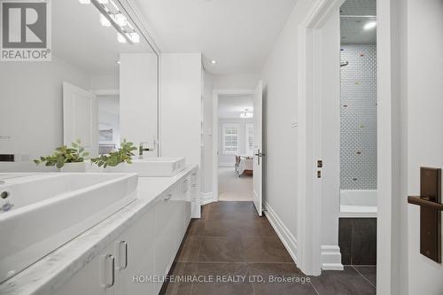 2152 Manor Hill Drive, Mississauga, ON - Indoor Photo Showing Bathroom