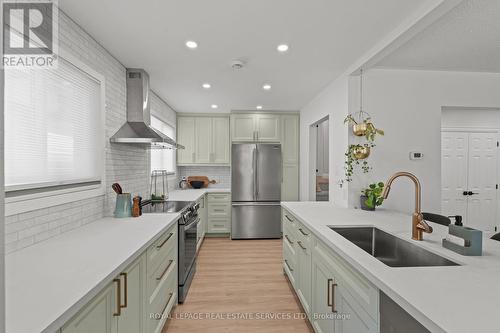 1348 Janina Boulevard, Burlington, ON - Indoor Photo Showing Kitchen With Upgraded Kitchen